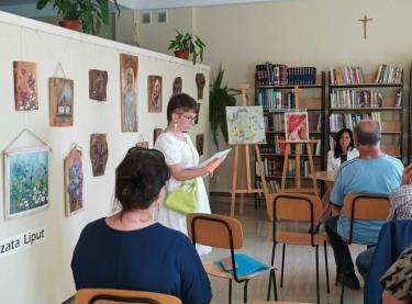  Poeci i artyści z naszego regionu, sympatycy biblioteki i twórczości autorki recytują  wiersze Małgorzaty Liput