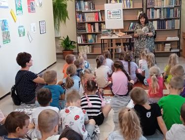 Nauczyciel bibliotekarz czyta baśnie dzieciom z PS Nr 2 w Humniskach