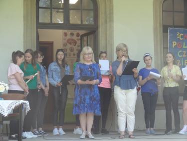  Impreza czytelnicza dla dzieci zorganizowana w  scenerii parku otaczającego Pałac Sroczyńskich