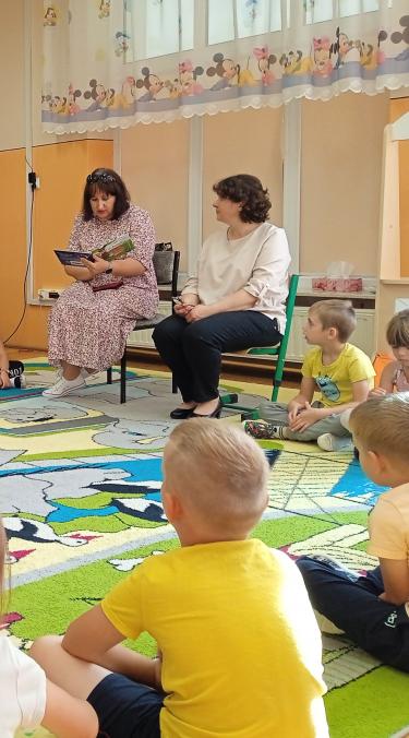 Nauczyciele bibliotekarze czytają baśnie dzieciom z Oddziału Przedszkolnego przy Szkole Podstawowej w Bliznem