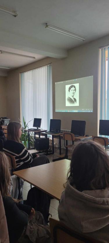 Uczniowie z klasy VIII Szkoły Podstawowej nr 1 w Brzozowie słuchają wykładu pt. "Opowiem wam o Luci Retman”