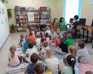 Nauczyciel bibliotekarz czyta baśnie dzieciom z PS Nr 2 w Humniskach