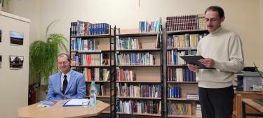 Nauczyciel bibliotekarz Piotr Boczar czyta wiersz poety