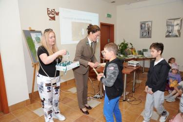 Pani Dyrektor PBW małgorzata Szybiak i Pani Magdalena Misiorowska wreczają upominki dzieciom