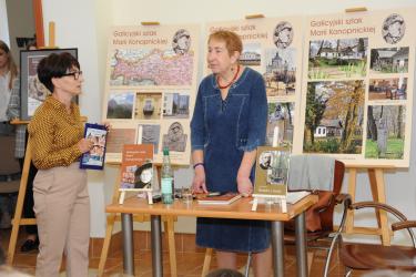 Wicedyrektor ds Biblioteki PBW w Krośnie wita Marię i Leszka Stefaników