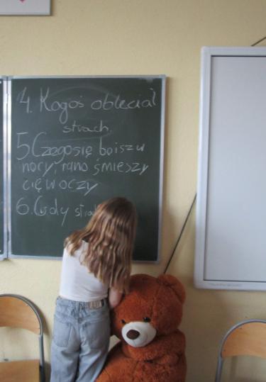 Uczniowie klasy 4 Zespołu Szkół Muzycznych w Krośnie podczas zajęć