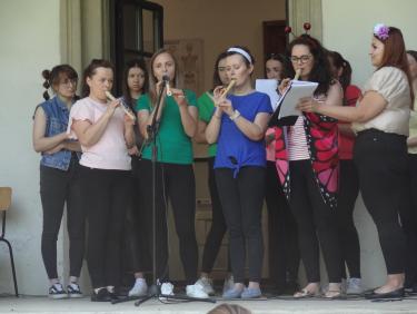 Impreza czytelnicza dla dzieci zorganizowana w  scenerii parku otaczającego Pałac Sroczyńskich