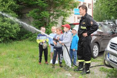 Dzieci z wężem strażackim