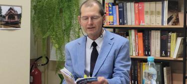 Pan Tomasz Grudziński czyta tomik poezji