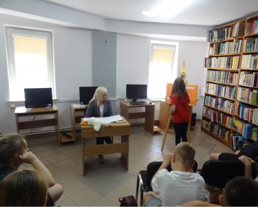 Uczniowie kl. IV SP nr 6 w Jaśle w trakcie zajęć czytelniczych "Budowanie dobrostanu psychicznego dzieci"