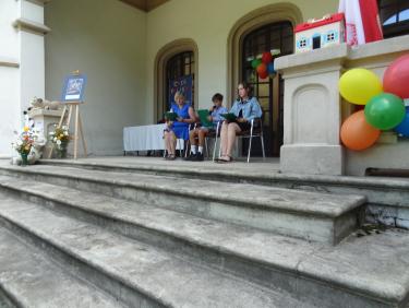 Bibliotekarka wraz z uczniami z ZSM nr 6 w Jaśle czytają wiersze