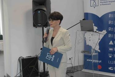 Wicedyrektor do spraw PBW w Krośnie - Romualda Wojnar w trakcie prowadzenia uroczystości