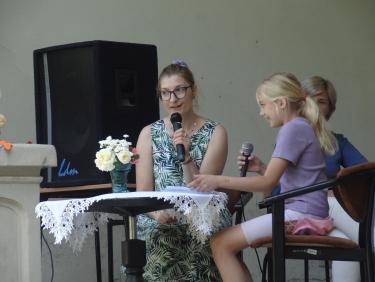 Impreza czytelnicza dla dzieci zorganizowana w  scenerii parku otaczającego Pałac Sroczyńskich
