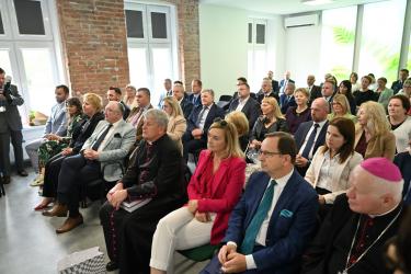 Zaproszeni goście, przedstawiciele lokalnych władz – radni, samorządowcy oraz reprezentanci instytucji kulturalnych i oświatowych