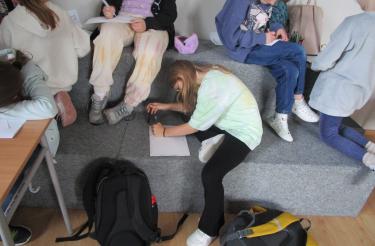 Uczniowie klasy 4 Zespołu Szkół Muzycznych w Krośnie podczas zajęć