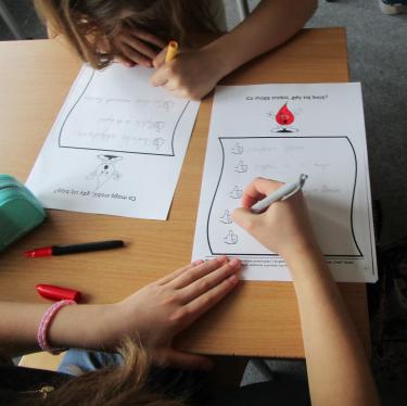 Uczniowie klasy 4 Zespołu Szkół Muzycznych w Krośnie podczas zajęć