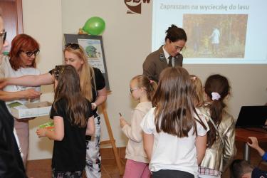 Pani Dyrektor PBW Małgorzata Szybiak i Pani Magdalena Misiorowska wręczają upominki dzieciom