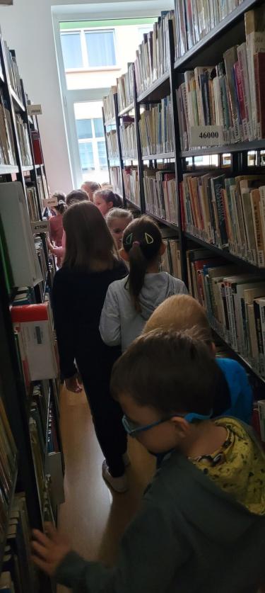 Dzieci zwiedzają bibliotekę