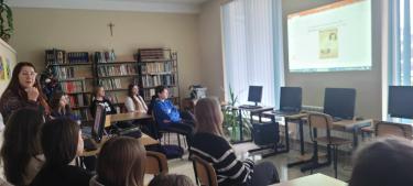 Uczniowie z klasy VIII Szkoły Podstawowej nr 1 w Brzozowie słuchają wykładu pt. "Opowiem wam o Luci Retman”