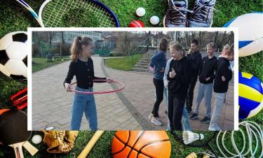 Uczniowie w trakcie zajęć sportowo - rekreacyjnych na boisku 