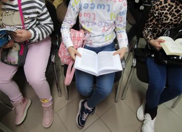 Uczniowie kl. 4-8 Niepublicznej Szkoły Podstawowej w Łubienku w trakcie zajęć na temat uzależnień cyfrowych.