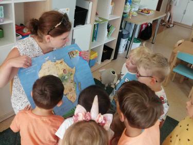 Dzieci z przedszkola Wesoły Ludek w Lesku w trakcie zajęć czytelniczych