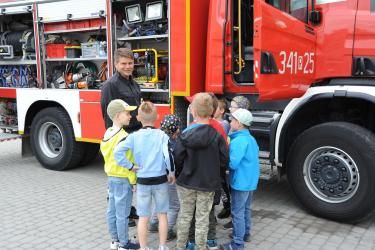 Dzieci przy wozie strażackim