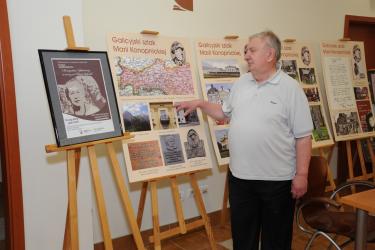 Pan Leszek Stefanik na tle fotografii