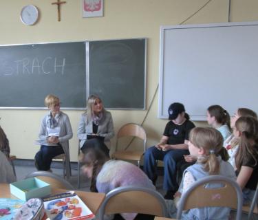 Uczniowie klasy 4 Zespołu Szkół Muzycznych w Krośnie podczas zajęć