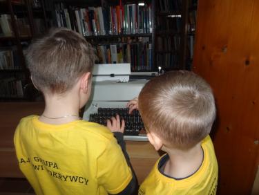 Przedszkolaki z grupy Bajkowi Odkrywcy oglądają  maszynę do pisania