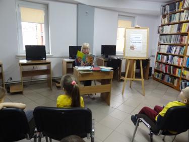 Kierownik jasielskiej Filii czyta przedszkolakom z Bajkowego Prywatnego Przedszkola w Jaśle