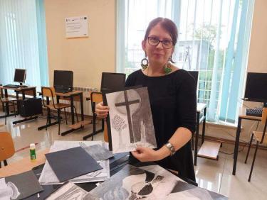 Katarzyna Terchy-Frankiewicz prezentuje swój rysunek