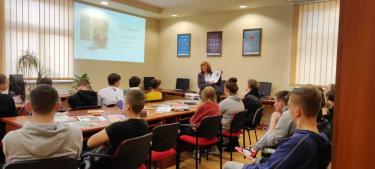 Uczniowie w trakcje prezentacji  poświęconej sylwetce Marii Konopnickiej