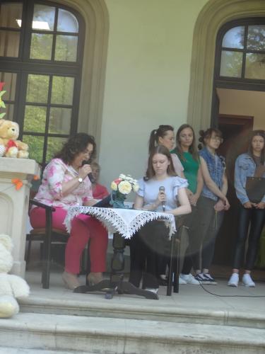 Impreza czytelnicza dla dzieci zorganizowana w  scenerii parku otaczającego Pałac Sroczyńskich