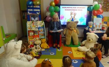 Przedszkolaki słuchają opowiadania o urodzinach Kubusia Puchatka