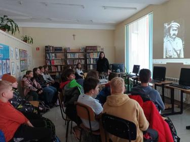 Uczniowie w trakcie zajęć „Jak Polska odzyskała Niepodległość”