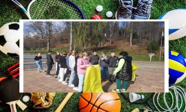 Uczniowie w trakcie zajęć sportowo - rekreacyjnych na boisku 